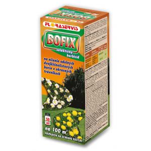 Postrek proti burinam v trave